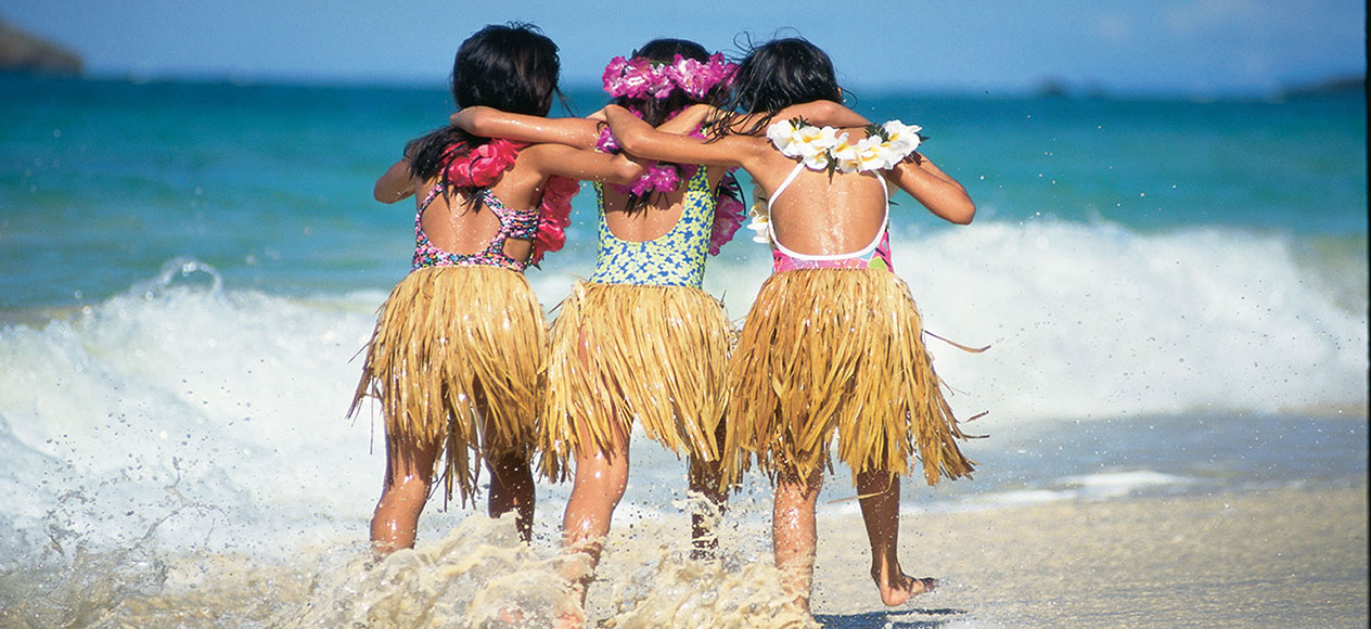 3 girls play on the beach on Mau
